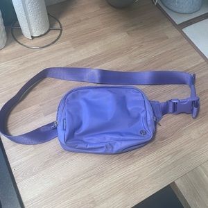 Lulu belt bag 2L.